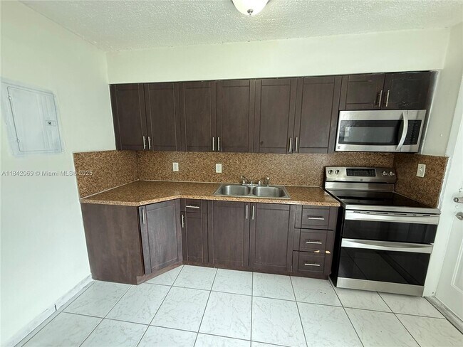 Building Photo - 2146 NW 18th Terrace