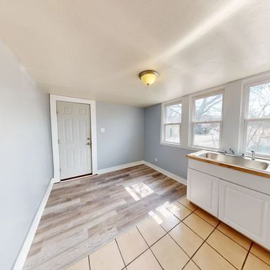 Building Photo - Spacious studio living in Sharon, PA!