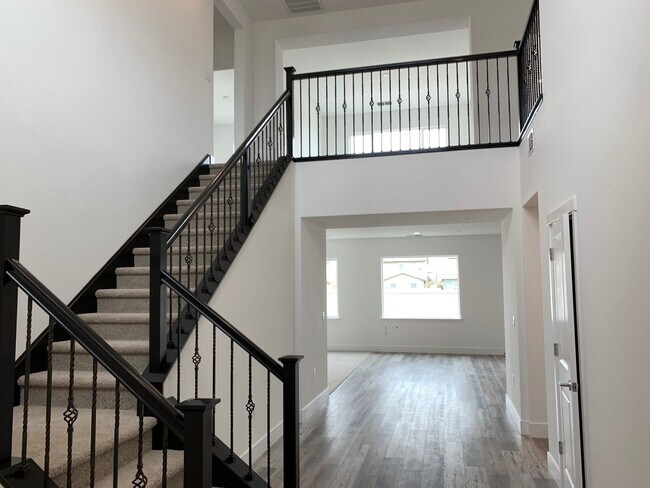 Building Photo - Large Executive home with tons of upgrades.