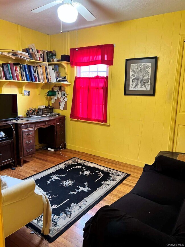 Building Photo - 454 Roy St