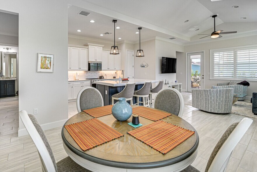 Building Photo - 6983 Saona CT