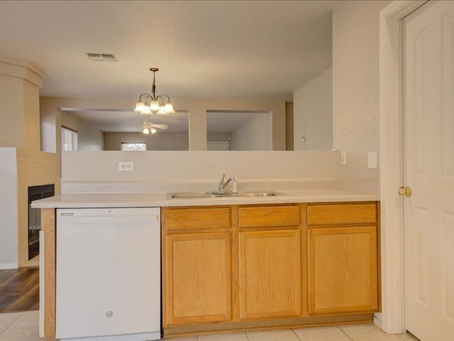 Building Photo - 4 Bedroom 2 Bathroom