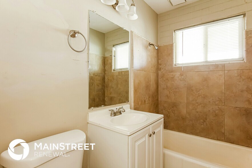 Building Photo - 2325 W Pinchot Ave