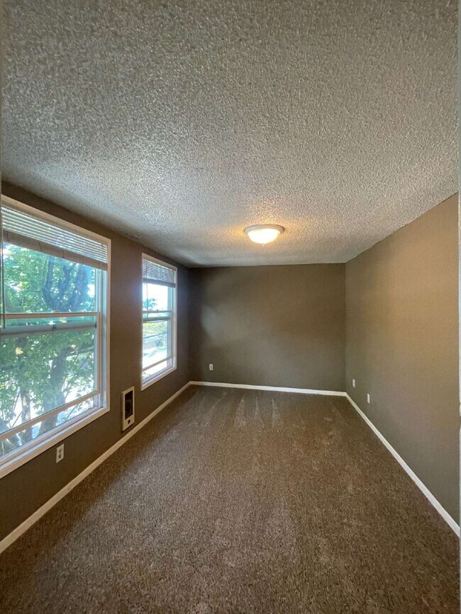Building Photo - Spacious 3-Bedroom, 1.5-Bathroom Apartment in NW Portland
