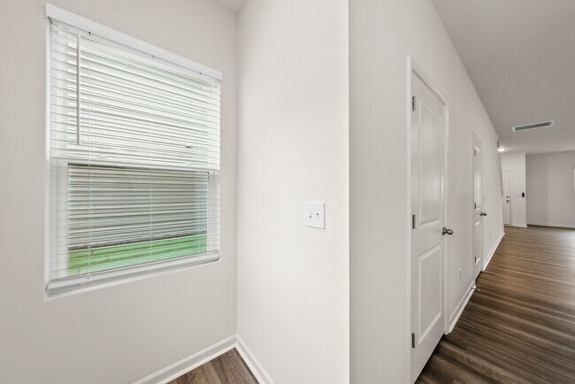 Building Photo - 2058 Gln Xing Dr