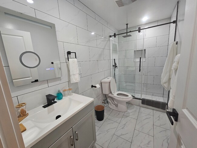 Building Photo - 1487 5th Ave