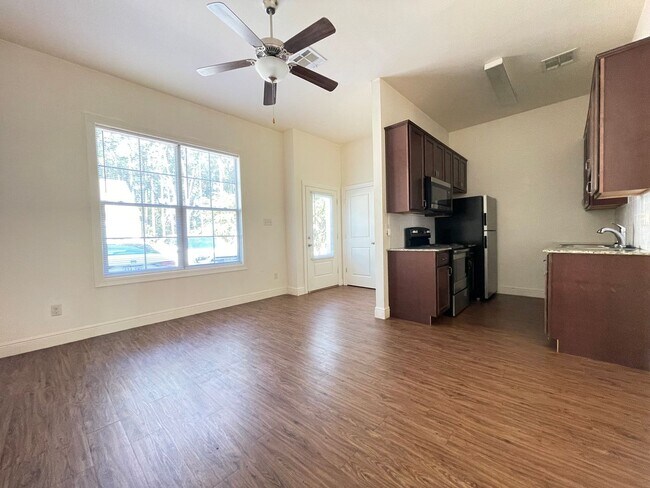 Building Photo - Hidden Oaks Apartments