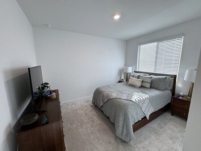 Building Photo - 2024 Beautiful Furnished 3 Bedroom 2 Bath with Private Suite near Sports Venues