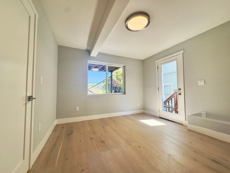 Building Photo - 914 Everett Ave