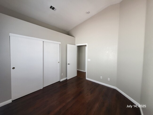 Building Photo - 634 Holly Bush Ct