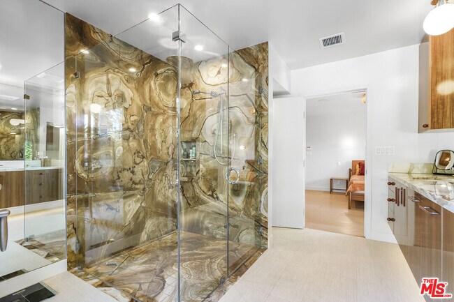 Building Photo - 375 S Surfview Dr