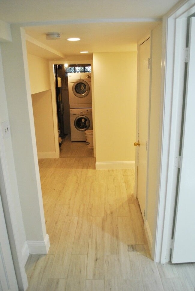 Building Photo - Georgetown near GT Medstar Hospital, Chic Rowhouse 5br/3Ba w/Yard, Deck. 2 Car Parking