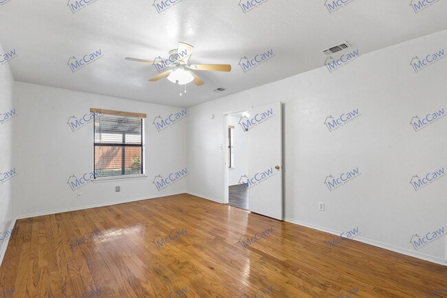 Building Photo - 1333 Mercedes St