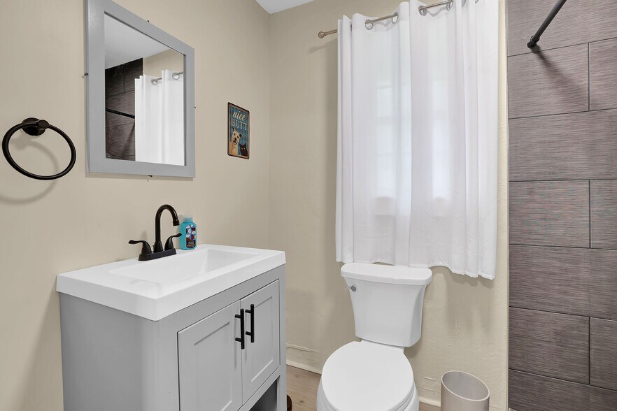 Building Photo - 1268 Ladd St SW