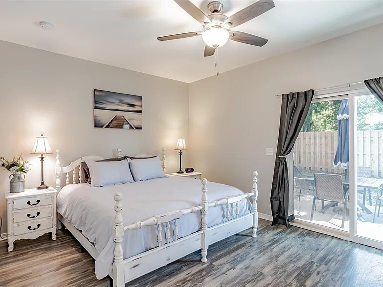 Building Photo - 804 W Belmont St