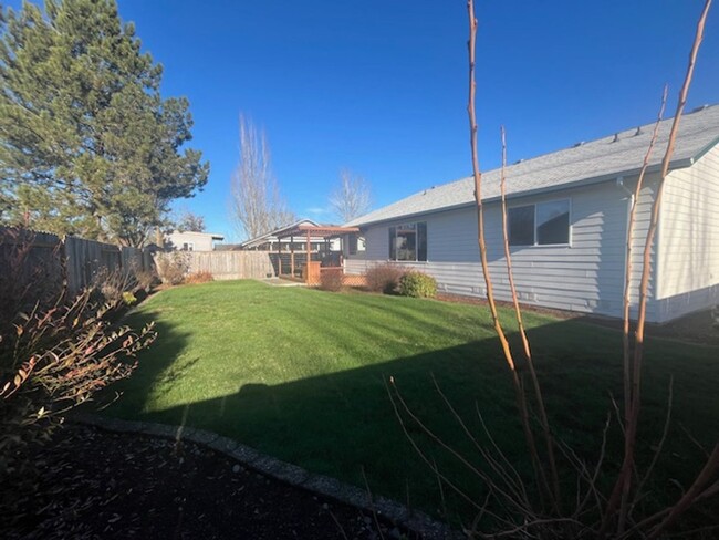 Building Photo - 3 Bedroom 2 Bath McMinnville OR