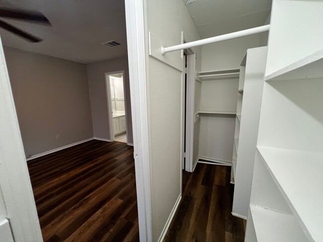 Building Photo - Duplex in Southwest Houston with Spacious ...