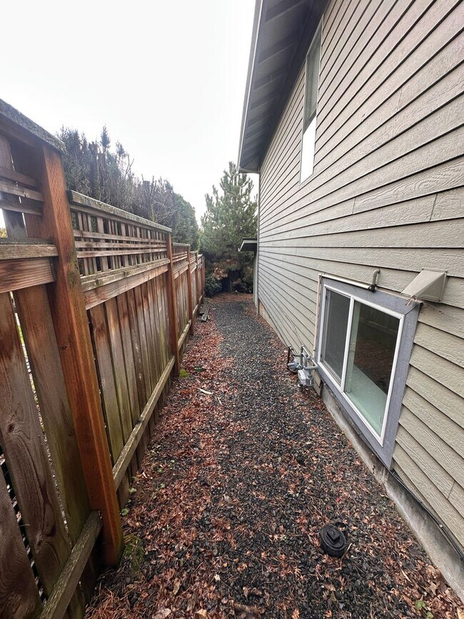 Building Photo - 14441 NE Morris Ct