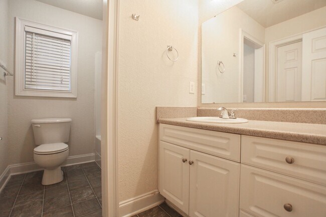 Building Photo - 807 W Longleaf Dr