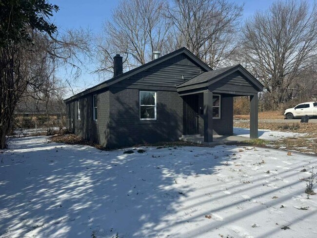 Building Photo - 1617 Pillow St