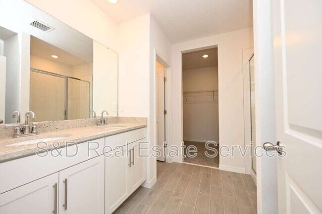 Building Photo - 2106 Rosewood Dr