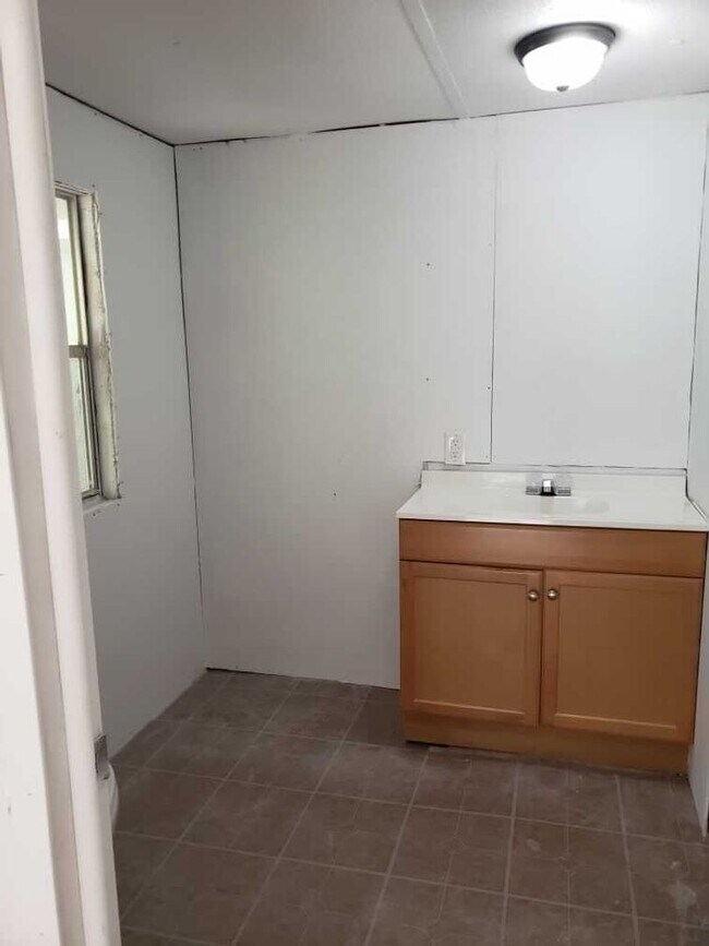 Building Photo - APPROVED SECTION 8 VOUCHERS APPLY NOW! Rent this 3 Bedroom in Trenton!