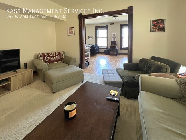 Building Photo - 957 W Armitage Ave