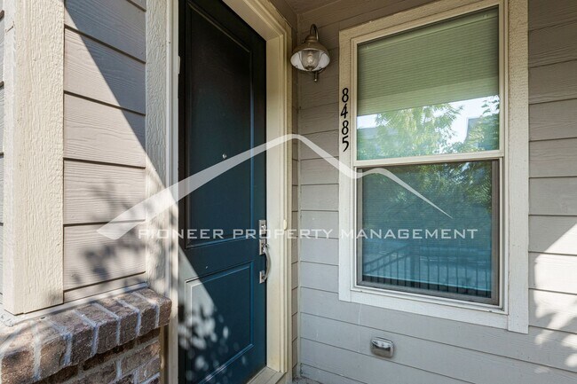 Building Photo - Lovely Townhome with Central AC and Washer/Dryer!