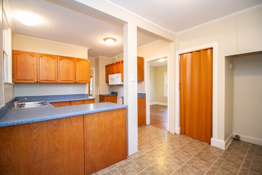 Building Photo - 2122 South Ave