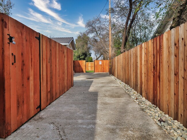 Building Photo - 308 6th St