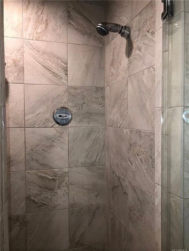 Building Photo - Beautifully Renovated 4bdrm/2.5bth Tri-Lev...