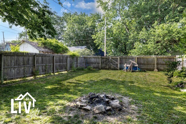 Building Photo - 1121 E 9th St