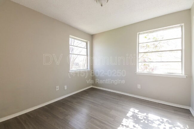 Building Photo - 4850 Bedford Dr