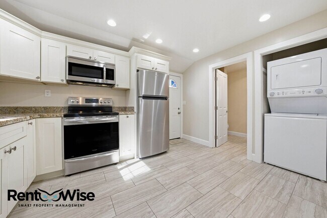 Building Photo - Chestnut Garden Patio Apartments