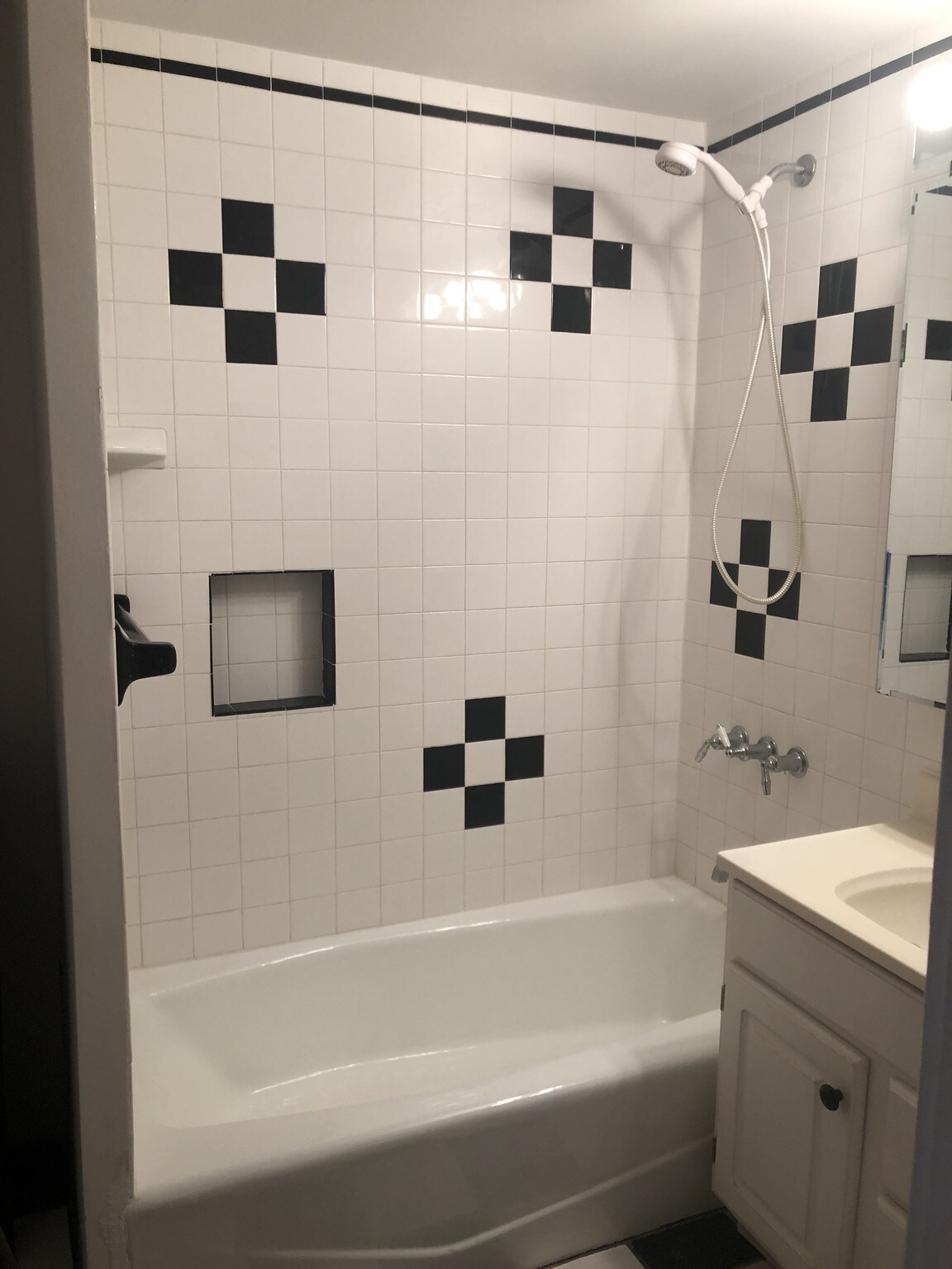 shower/tub - 972 Goodrich Ave