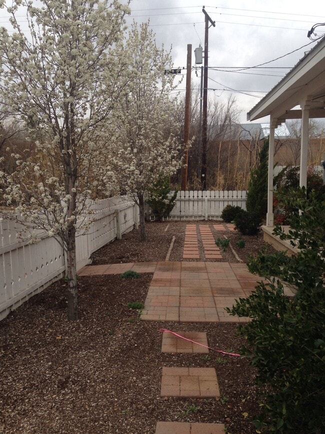 Building Photo - ABSOLUTELY DARLING 2 Bedroom  1 Bath DOWNT...