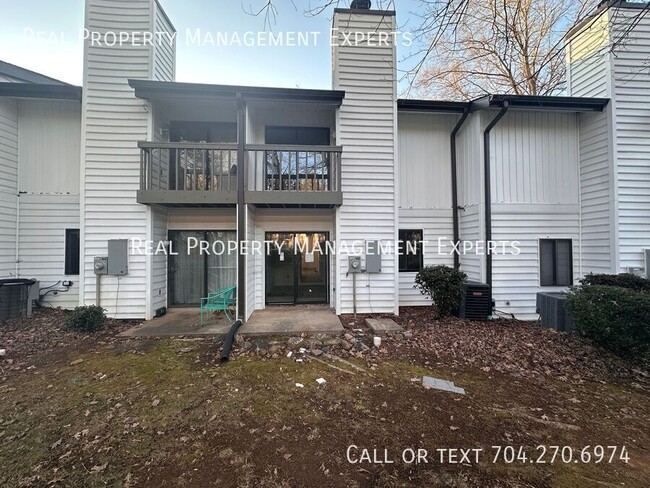 Building Photo - Charming 2BR/2.5BA Townhouse in Charlotte!