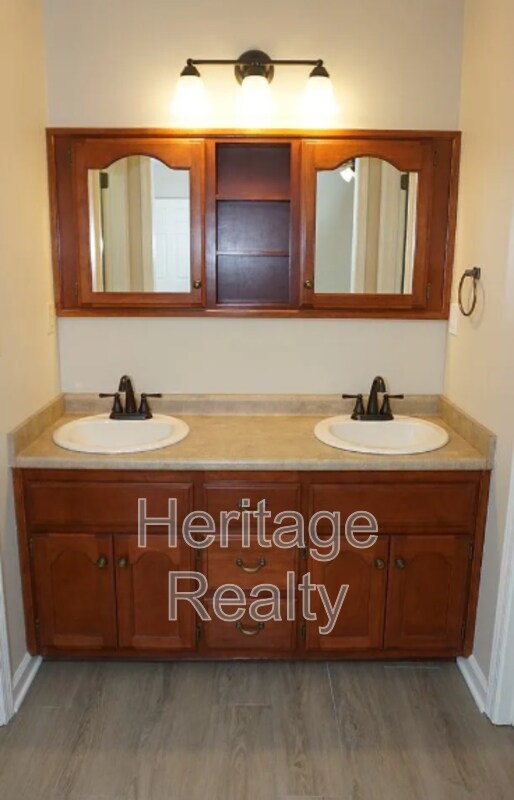 Building Photo - 867 Westgate Dr