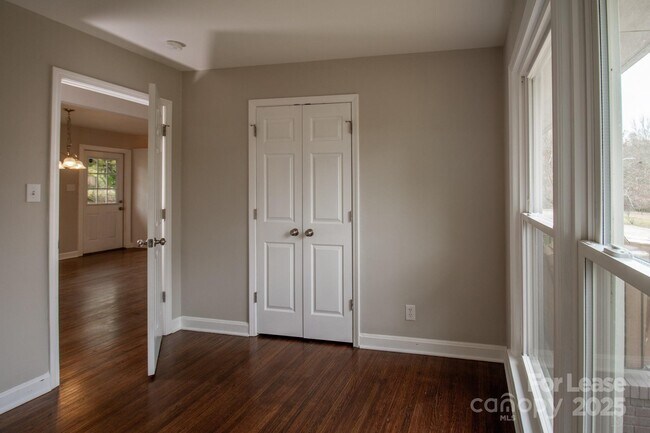 Building Photo - 4021 Crestridge Dr