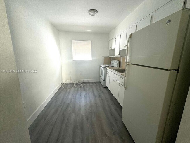 Building Photo - 720 NW 27th Ct