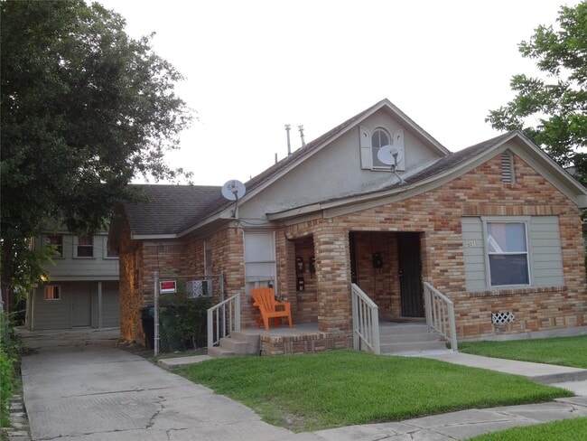 Primary Photo - 5011 Lindsay St