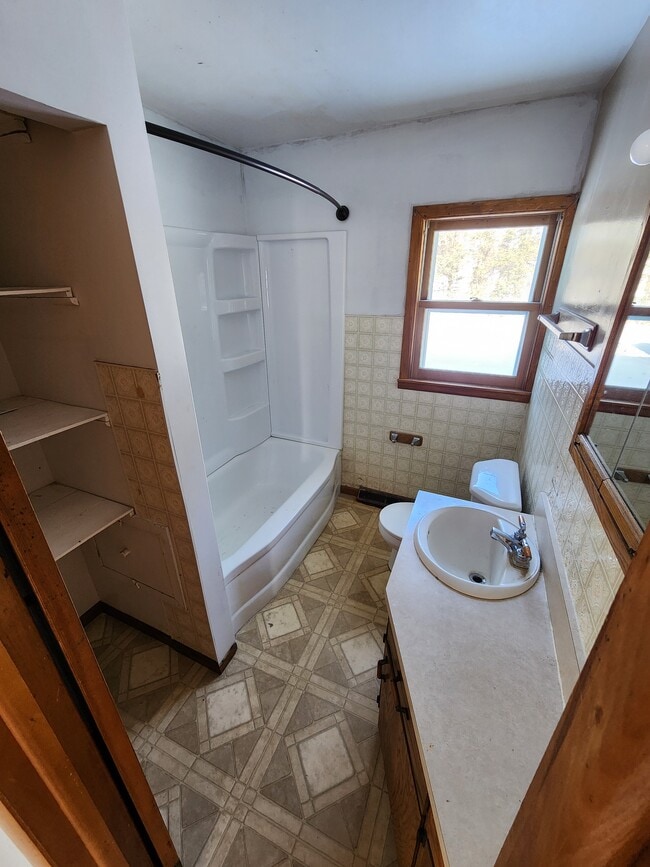 Building Photo - 306 W 4th Ave S