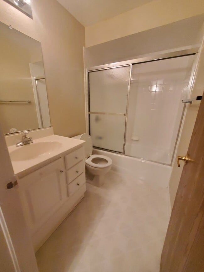 Building Photo - 3 Bedroom Home w Extra Room and 2 Car Garage in Stratford Lakes!