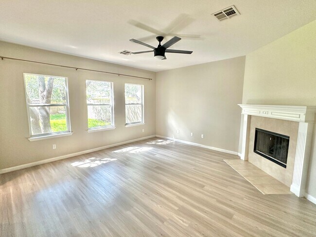 Building Photo - Stunning 4-Bedroom Home in the Desirable S...