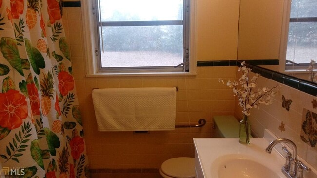 Building Photo - 203 Walnut Dr