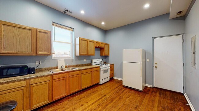 Building Photo - 1945 W Cermak Rd