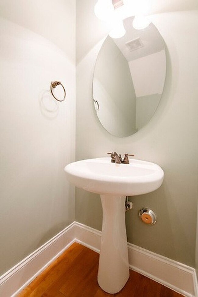 Building Photo - Gorgeous 3 Bedroom 2.5 Bathroom Townhome- Located in Stone Creek Village, Cary! Available August ...