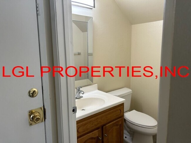 Building Photo - 1470 Pebblewood Dr