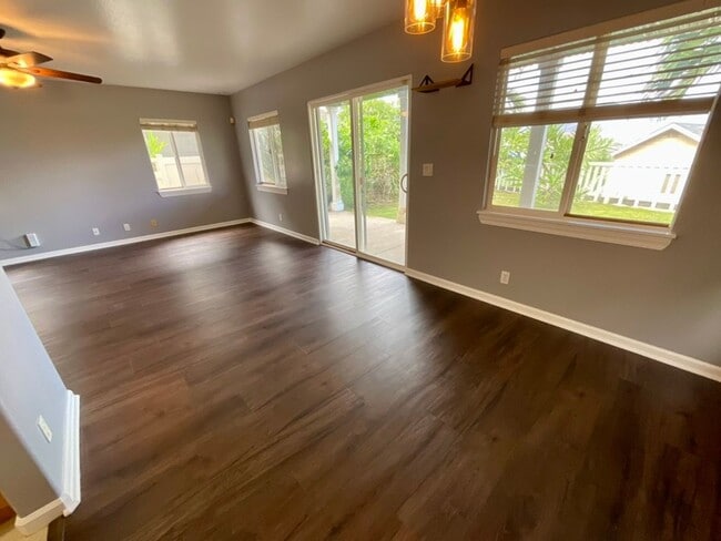 Building Photo - 4 bedroom, 2.5 bath, Mountain and Ocean Balcony Views, Solar Panels