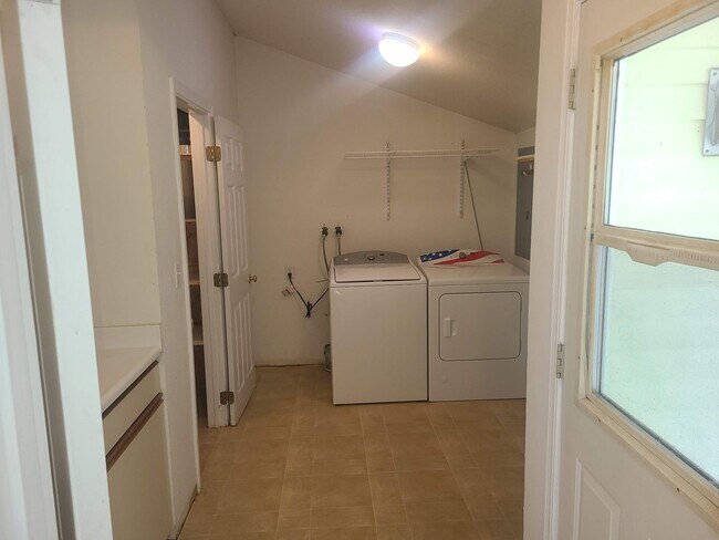 Building Photo - 5 Bedroom 3.5 Bathroom in Bothell (North C...